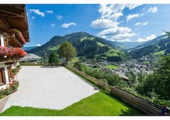 Traumhafte Aussicht

Direkt oberhalb vom Ortskern (10 bis 15 Gehminuten) und im Winter neben der Skipiste liegt das Hotel Sonnhof in Großarl