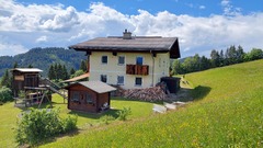 Haus mit Spielplatz