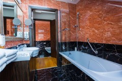 Guest room bath