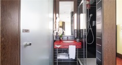 Guest room bath
