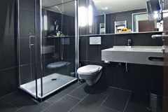 Guest room bath