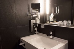 Guest room bath