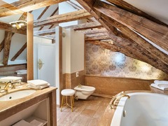 Kaiser Suite Bathroom