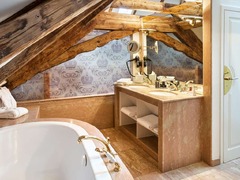 Kaiser Suite Bathroom