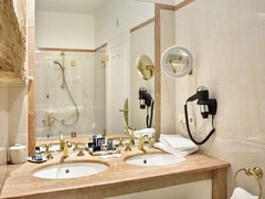 Suite Bathroom