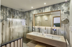 Großes Badezimmer im Wald-Design | Wanderhotel Kirchner