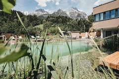 Der Bio Schwimmteich vom ersten zertifiziert klimaneutralen Biohotel Rupertus in Leogang