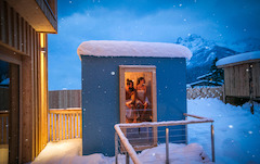 Alpegg Chalets in Waidring - Sauna Cube auf der Terrasse