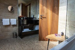 EST Deluxe Apartments - edel ausgestattete Badezimmer mit Badewanne in Wien Schönnbrunn.