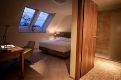 Schlafzimmer mit Bad in den Ferienwohnungen von EST Residence Schönbrunn Wien