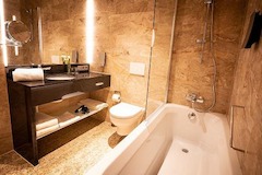 EST Residence Schönbrunn Wien - edel ausgestattete Badezimmer mit Badewanne und Power Dusche