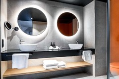 Suite bathroom