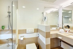 Premium Room bathroom