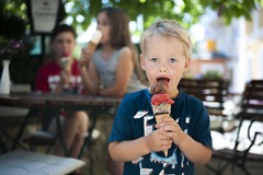 Familienfreundlich, entspannt und voller Sommerfreude: Im Gastgarten der Hoftaverne schmeckt das Eis kleinen Gästen besonders gut.