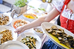 Frisch, vielfältig und mit Liebe präsentiert: Das Buffet der Hoftaverne lädt zu genussvollen Mittagsmomenten mit saisonalen Schmankerln und feinen Beilagen ein.