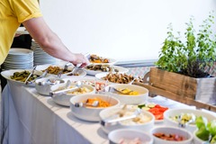 Frisch, bunt und abwechslungsreich: Das Salatbuffet der Hoftaverne bietet eine große Auswahl an knackigen Beilagen und feinen Vorspeisen für genussvolle Mittagsmomente.
