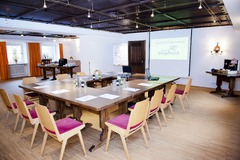 Professionell tagen in stilvollem Ambiente: Der Seminarraum der Hoftaverne bietet den passenden Rahmen für Besprechungen, Workshops und erfolgreiche Veranstaltungen.