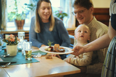 Herzlicher Service und familiäre Atmosphäre: In der Hoftaverne genießen Groß und Klein genussvolle Momente in gemütlichem Wirtshausambiente.