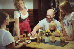 Herzlicher Service, familiäre Atmosphäre und genussvolle Wirtshausmomente: In der Hoftaverne fühlen sich Familien vom ersten Augenblick an willkommen.
