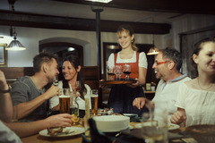 Gesellige Runden, herzlicher Service und echte Wirtshausfreude: In der Hoftaverne werden gemeinsame Abende zu besonderen Genussmomenten.