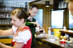 Eingespielter Service, traditionelle Tracht und professionelle Abläufe: In der Hoftaverne sorgt das Team mit Aufmerksamkeit und Herzlichkeit für genussvolle Momente.