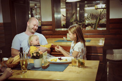 Die Hoftaverne Ziegelböck zeigt sich hier als gemütliches Gasthaus und Restaurant mit warmer, familienfreundlicher Atmosphäre – ein Ort für entspannte Stunden, gemeinsames Essen und echte Gastlichkeit.