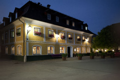 Stimmungsvoll beleuchtet und einladend bis in die Abendstunden: Die Hoftaverne präsentiert sich auch von außen als traditionsreiches Haus mit besonderem Charme.