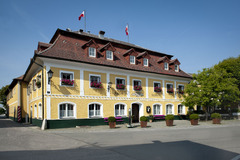 Traditionelle Fassade, gepflegte Außenansicht und ein unverwechselbarer Charakter: Die Hoftaverne präsentiert sich in Vorchdorf als einladendes Haus mit regionalem Charme und viel Persönlichkeit.