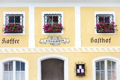 Liebevoll gepflegte Fassade, blühende Fenster und traditionsreicher Charakter: Schon im Detail zeigt die Hoftaverne ihren unverwechselbaren Charme.