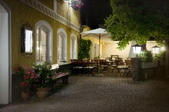 Die Hoftaverne Ziegelböck zeigt sich hier von ihrer besonders stimmungsvollen Seite: Der gemütliche Gastgarten mit warmer Beleuchtung, klassischen Sitzplätzen und ruhigem Innenhof lädt zum entspannten Verweilen in angenehmer Atmosphäre ein.