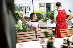 Radfahrer genießen im Gastgarten der Hoftaverne eine entspannte Pause in gemütlicher Wirtshausatmosphäre.