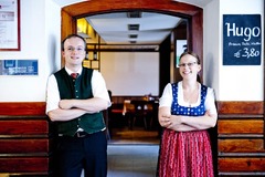 Herzliche Gastgeber, traditionelle Tracht und echtes Wirtshausflair: In der Hoftaverne erleben Gäste gelebte Gastfreundschaft und eine besonders einladende Atmosphäre.