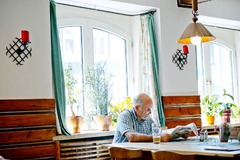 Helle Gaststube, warme Holzelemente und eine entspannte Atmosphäre: Die Hoftaverne ist ein Ort zum Ankommen, Verweilen und Wohlfühlen.