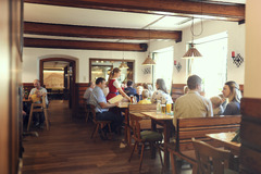 Lebendige Wirtshauskultur, herzlicher Service und eine gemütliche Atmosphäre für die ganze Familie: Die Hoftaverne lädt zum entspannten Genießen und Verweilen ein.