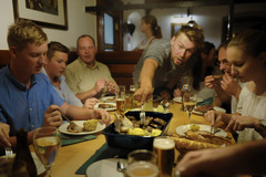Gemeinsam genießen, feiern und gemütlich zusammensitzen: In der Hoftaverne wird aus gutem Essen ein geselliges Erlebnis in echter Wirtshausatmosphäre.
