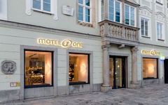 Hotel Motel One Linz-Hauptplatz - Exterior