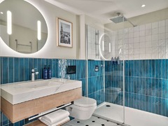 Standard room bathroom