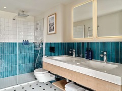 Suite bathroom
