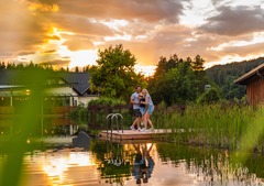 Unser gepflegter Schwimmteich bietet Dir sanfte Abkühlung mitten im Grünen.