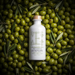 Griechisches Olivenöl von Ioannis Finest, umgeben von frischen grünen Oliven – Qualität aus Griechenland