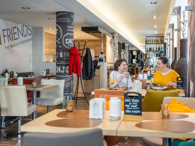 FAMILY AND FRIENDS THE SNUGGLY