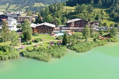 Familienfreundliche Indoor-Badewelt mit angeschlossenem Wellnessbereich - Familienhotel Bellevue am Walchsee