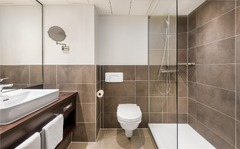 Guest room bath