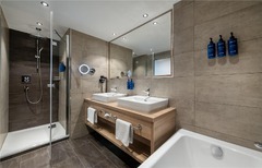 Business Suite Bath