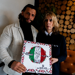 Persönlicher Einblick in Nonna’s Pizzeria in Seiersberg: Präsentation des neuen Pizzakartons mit dem Nonna’s-Logo und italienischem Design.