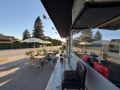 Der Außenbereich von Nonna’s Pizzeria in Seiersberg bei Graz bietet Sitzplätze direkt vor dem Lokal und eine angenehme Möglichkeit, Pizza im Freien zu genießen.